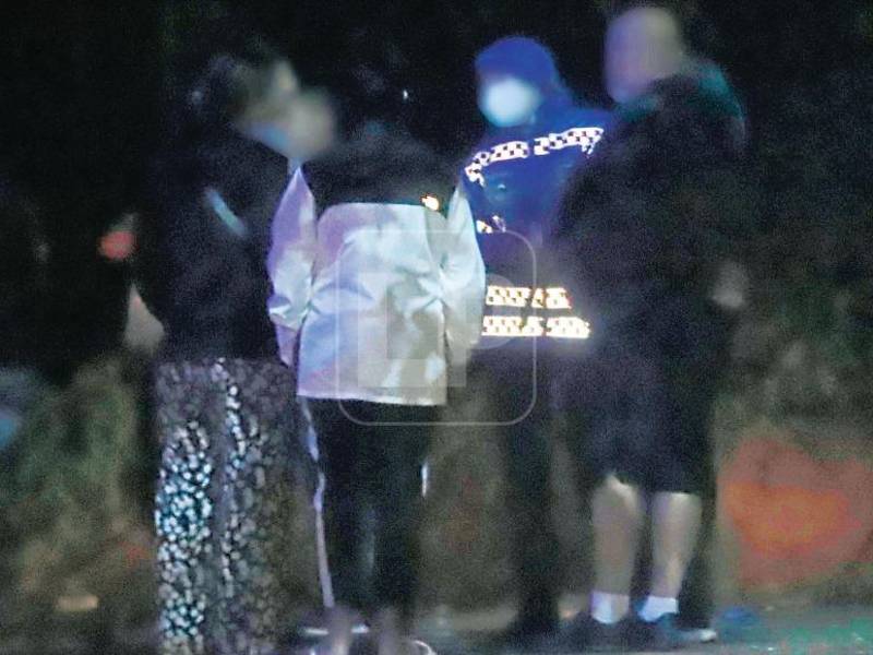 Momento cuando el oficial hondureño cobraba el dinero a varios cubanos.