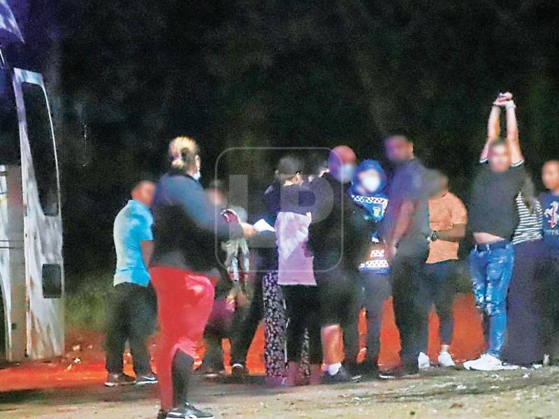 Hasta 100 dólares les cobran a los extranjeros para dejarlos continuar su ruta.