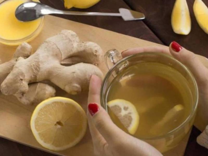 El té de jengibre es conocido por sus propiedades antiinflamatorias y digestivas. Esta bebida ayuda a aliviar el malestar estomacal y a combatir los síntomas del resfriado. Además, su sabor picante y reconfortante lo convierte en una opción ideal para los días fríos1.