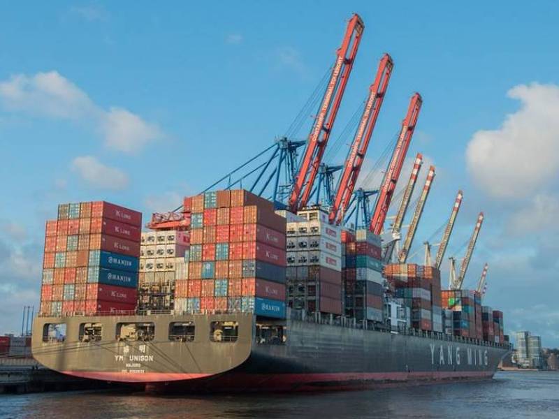 Fotografía muestra a un buque de carga marítima transportar decenas de contenedores.