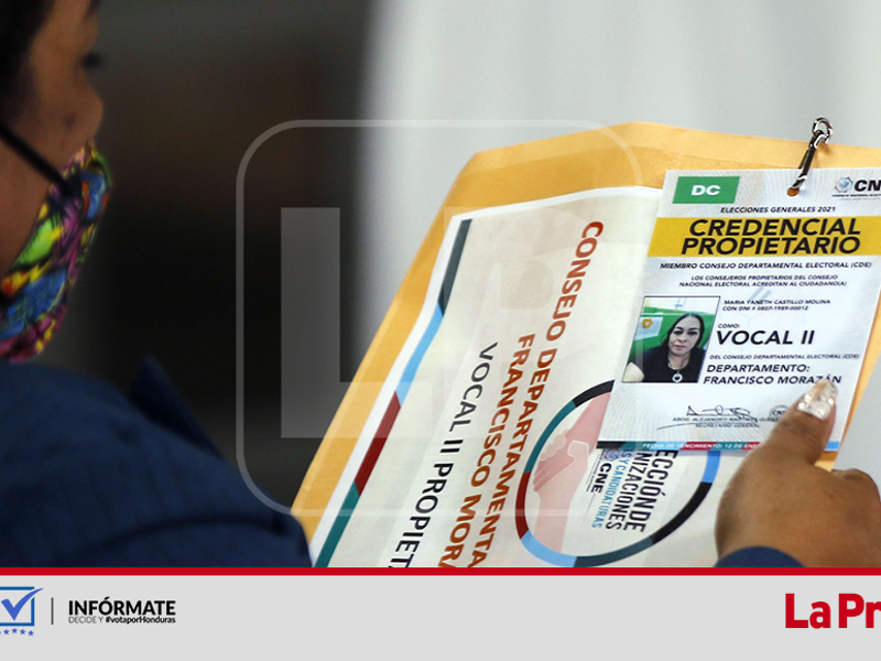 Una persona con una credencial con nombre y fotografía como miembro del Consejo Departamental Electoral. Los miembros de las Juntas Receptoras quedarán registrados en los lectores de huellas.