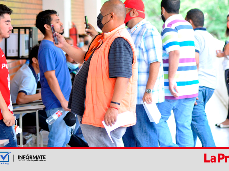 Proceso. Personal del RNP realiza la validación biométrica de las personas para entregar el nuevo DNI.