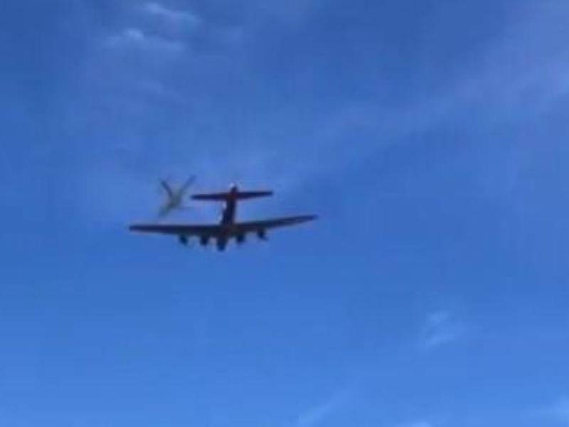 Chocan dos aviones de la Segunda Guerra Mundial en espectáculo aéreo en Texas