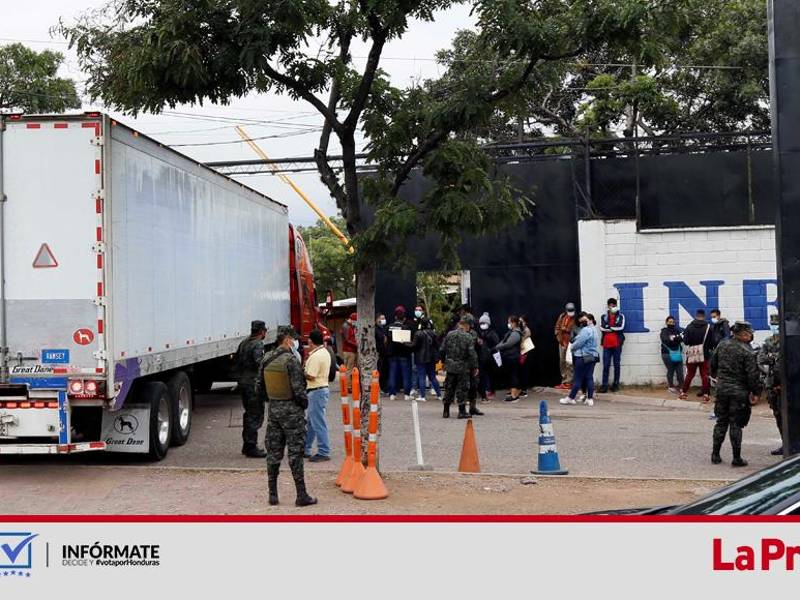 Primeros camiones procedentes de los distintos departamentos llegan con las maletas electorales al Infop en Tegucigalpa. EFE
