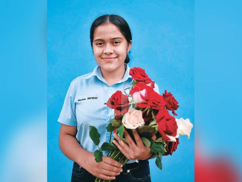 Ellos también tienen el único vivero donde cultivan variedad de rosas en toda la zona.