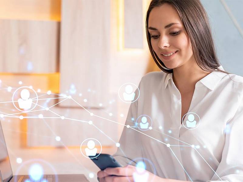 El algoritmo en redes sociales funciona para mostrar el contenido más relevante a los usuarios.