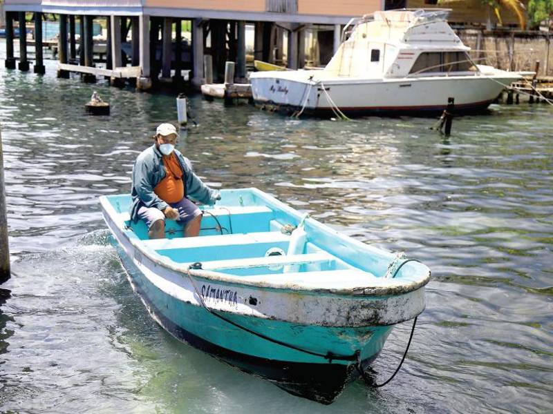 Quienes no pueden comprar su propia lancha deben pagar taxi, medio de transporte vital y necesario en todo el municipio