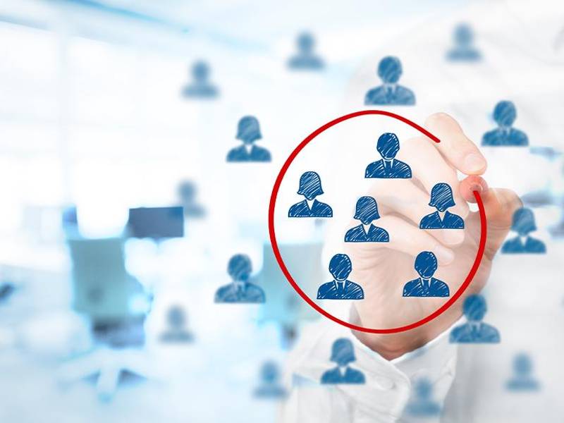 La segmentación de audiencias ayuda a la empresa a encontrar el público que está dirigido en su producto.