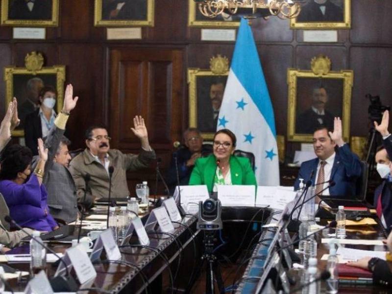 Presidenta Xiomara Castro en reunión con varios de sus funcionarios.