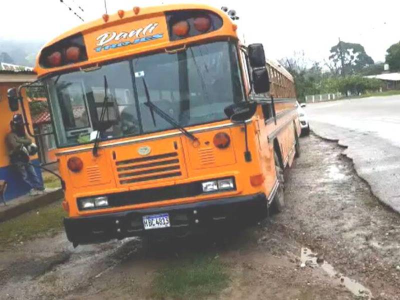 El autobús quedó frente a la posta policial.