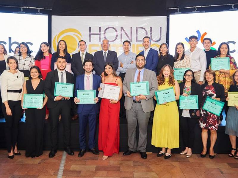 Las becas son ofrecidas a jóvenes hondureños gracias a los aportes de las empresas donantes. Este año se entregarán 25 becas para estudios de posgrado en siete universidades internacionales.