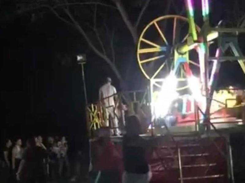 La niña de 13 años cayó del juego mecánico.