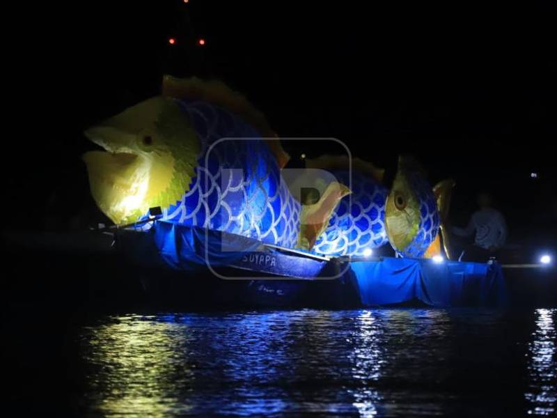 Las playas porteñas se pintan de colores durante la Noche Veneciana.