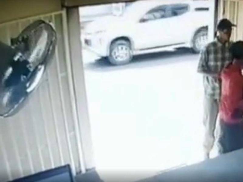 VIDEO: Sujetos roban arma con la que mataron a policía en bus