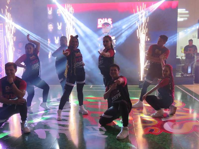 Elektra presentó “Días Negros vivilo en grande con Elektra”.