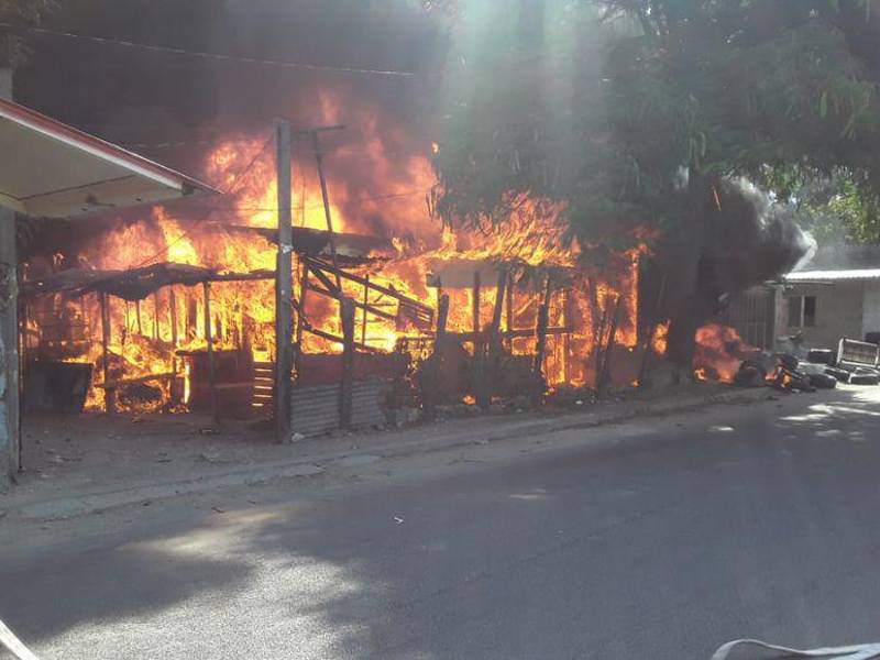 Varias casas y una llantera fueron consumidas por el fuego en Los Naranjos.