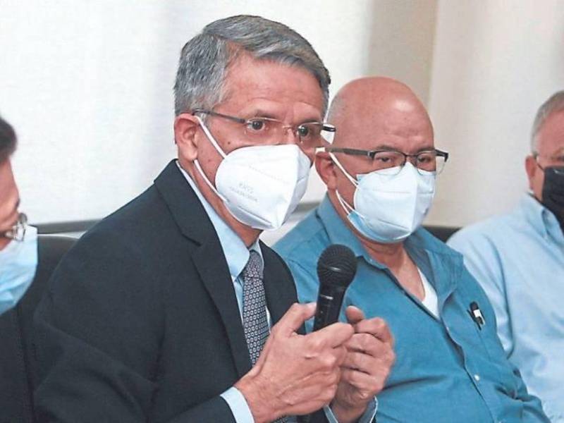 Médicos exigen pago de salarios y nombramientos en el sector público. En imagen, José Manuel Matheu, secretario de Salud.