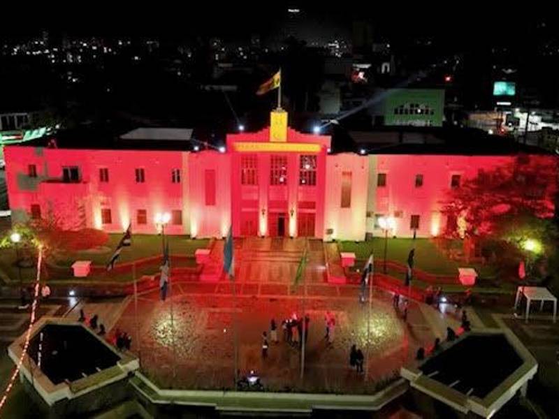 Hermosa panorámica del Palacio Municipal iluminado con el color de la bandera de la República Popular de China minutos después de firmada la carta de intenciones entre las ciudades de San Pedro Sula y Changsha.