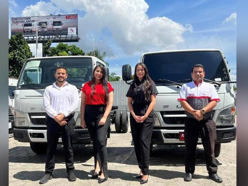 Los ejecutivos de ventas realizaron un tour personalizado para mostrar a los clientes las amplias y modernas instalaciones exclusivo de Camiones FUSO.