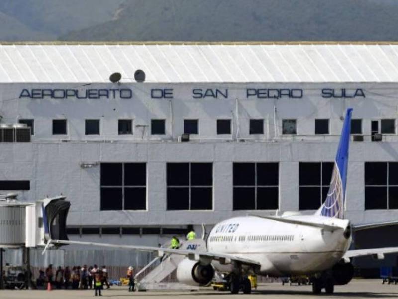 En La Lima, donde se ubica el aeropuerto Ramón Villeda Morales, ayer se emitió una alerta de evacuación por amenaza de inundaciones, pero este viernes el nivel del caudal del río Chamelecón, que surca la ciudad, disminuyó considerablemente.