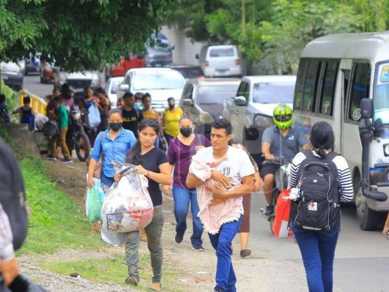 Los ciudadanos han tenido que caminar para llegar a sus trabajos, mientras que otros han quedado atrapados en el congestionamiento.