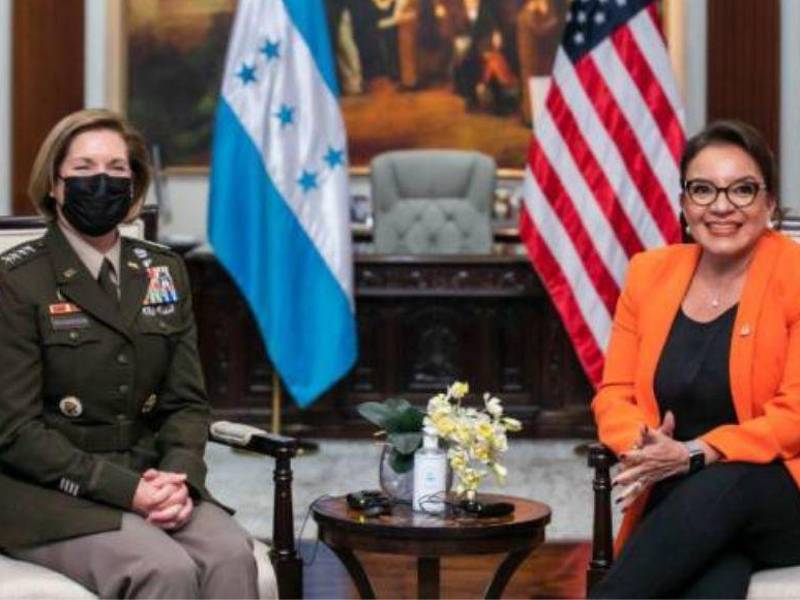 Laura Richardson junto a la presidenta Xiomara Castro.