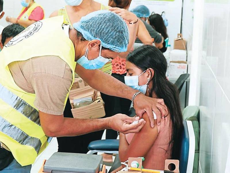 De 650,000 sampedranos a vacunar, solo un 65% tiene dos dosis y un 87% la primera dosis. Salud llama a mantener las medidas de bioseguridad durante la feria.