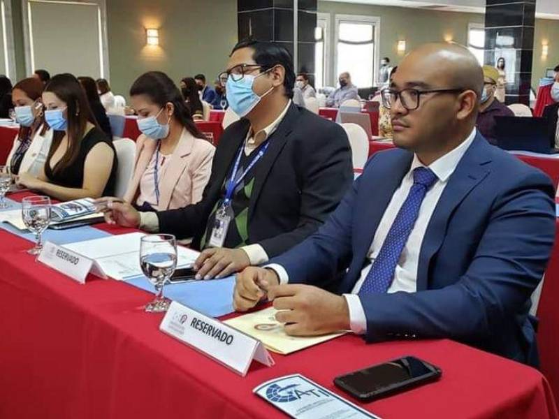 Representantes del Instituto de la Propiedad en la cumbre de celebración.