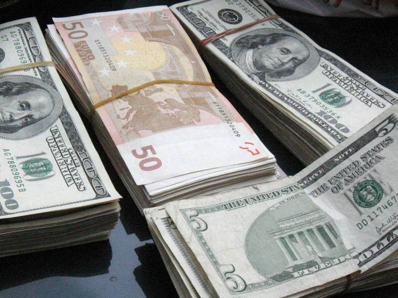 En la imagen un registro de archivo varios fajos de dólares y eruos de distintas denominaciones.