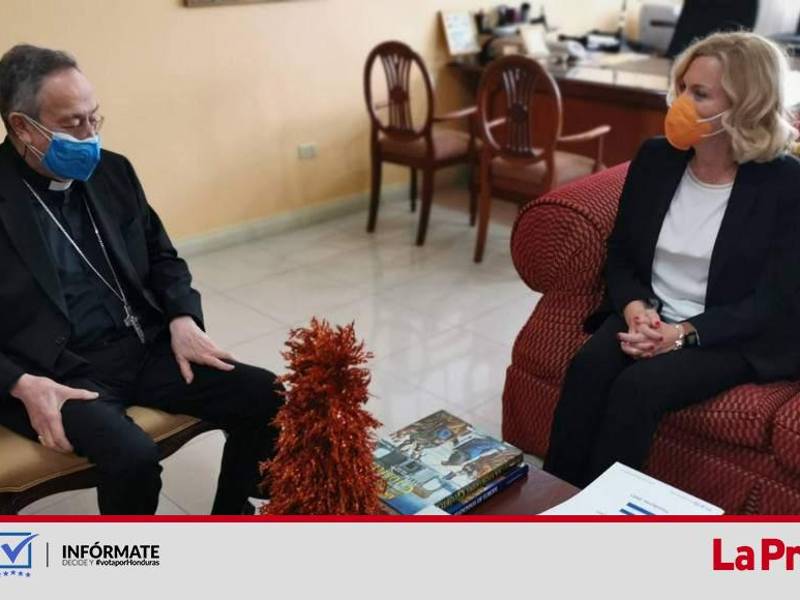 El cardenal hondureño y la jefa de la Misión de Observación Electoral de la Unión Europea (MOE-UE).