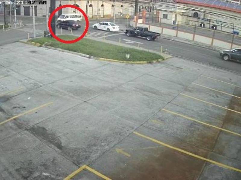 Paramédicos llegaron al lugar del accidente para atender a los heridos.