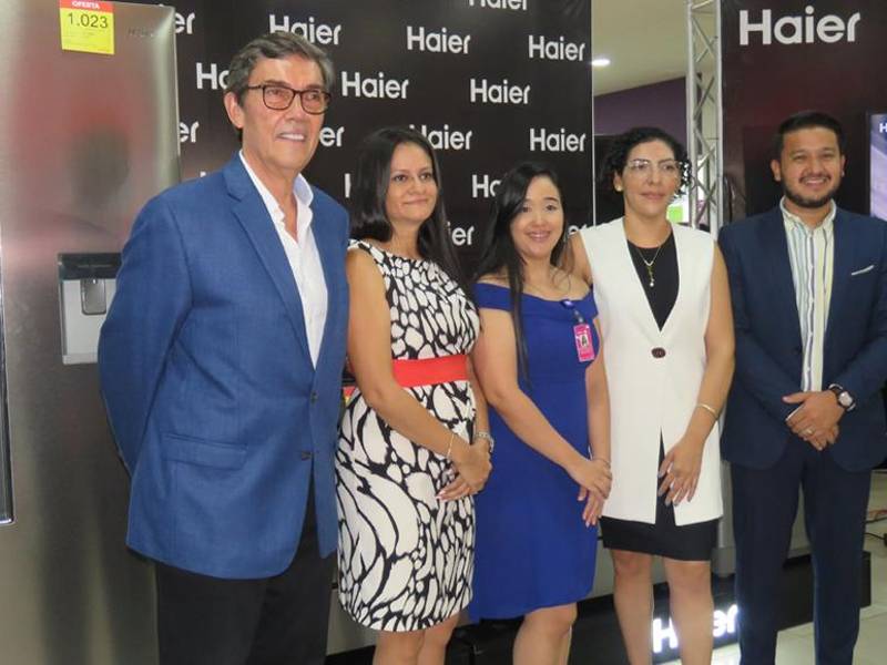 Representantes de la nueva marca Haier junto a ejecutivos de Lady Lee.
