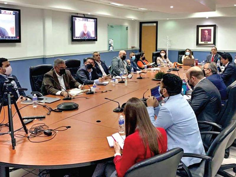 Hasta 20 días deben esperar los buques en la bahía de Puerto Cortés para ser atracados.