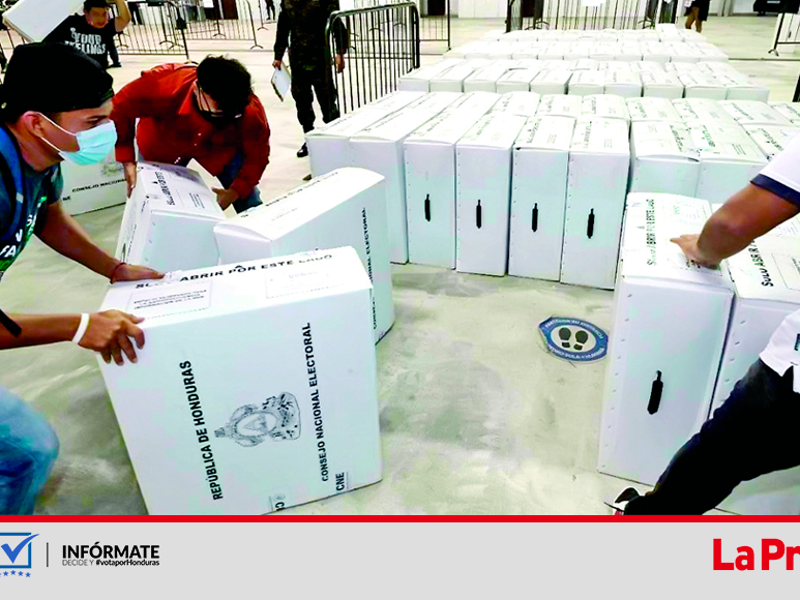 Las Fuerzas Armadas son las encargadas de la distribución del material electoral. Anoche llegaron 19 rastras a las instalaciones del Gimnasio Olímpico donde se descargó el material y hoy se comienza a distribuir en los municipios.Fotos Yoseph Amaya.