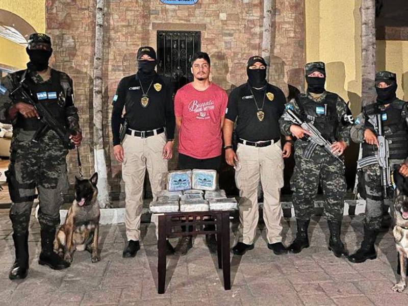 Un hondureño fue detenido por militares hondureños luego de encontrar en su camioneta varios paquetes de supuesta cocaína.