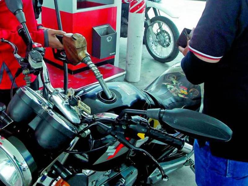 Los carburantes seguirán bajando en el mercado interno.