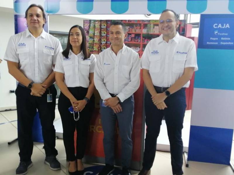 German Castañeda, Fabiola Martínez, Rodrigo Membreño y Leonel Rivas, ejecutivos que participaron en el evento de lanzamiento de la Caja Ficohsa.