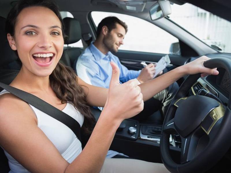 Realiza una prueba de manejo antes de comprar tu automóvil para conocer cómo te sientes al conducirlo.