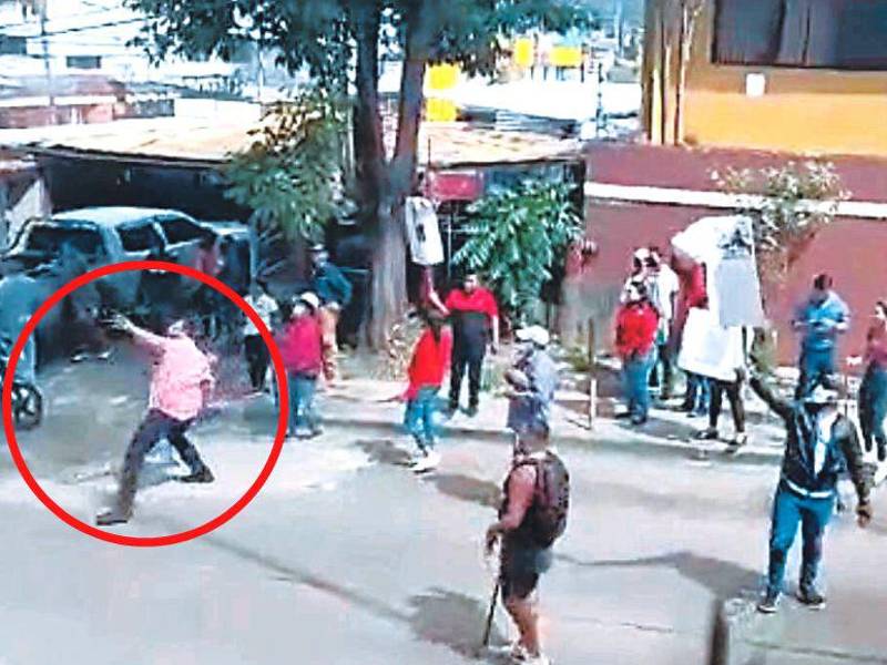 Uno de los empleados de Ciudad Mujer captó en un video el momento en que el congresista Rivera lanza piedras.