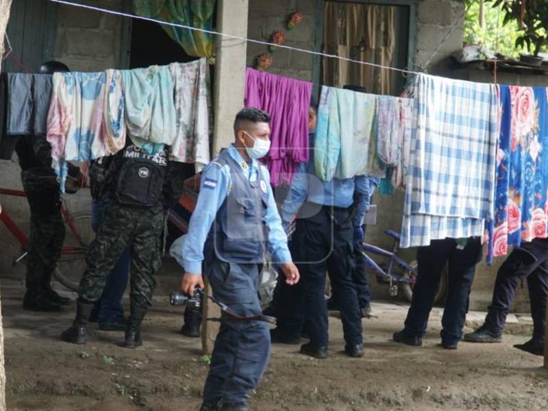 Autoridades policiales acudieron a la escena para recabar primeros indicios del doble crimen.