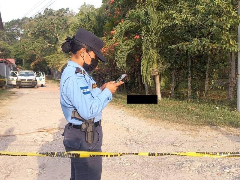 Mujer policía en la escena del crimen.