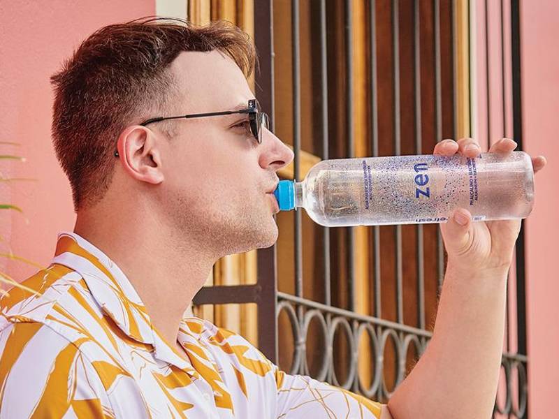 Con su máxima pureza y sabor inigualable, agua Zen es la opción que mejor complementa una vida sana y enfocada en el momento.