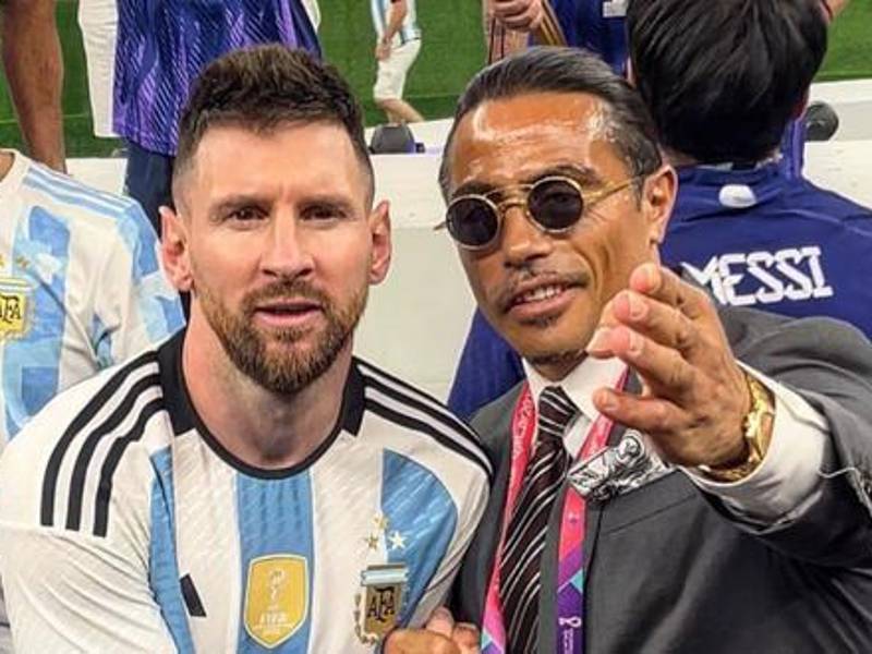El chef Salt Bae se tomó una fotografía con Messi y el argentino estaba incómodo.