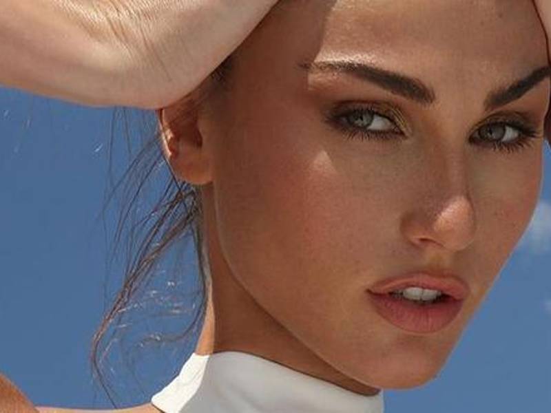 Alessia Rovegno (Perú)- Tiene 24 años, es una modelo que también posee dotes de cantante. En conjunto con su hermana, lanzaron su primer sencillo en 2021 llamado “Un amor como el nuestro” y ahora la peruana participa para llevarse la gran corona del Miss Universo.