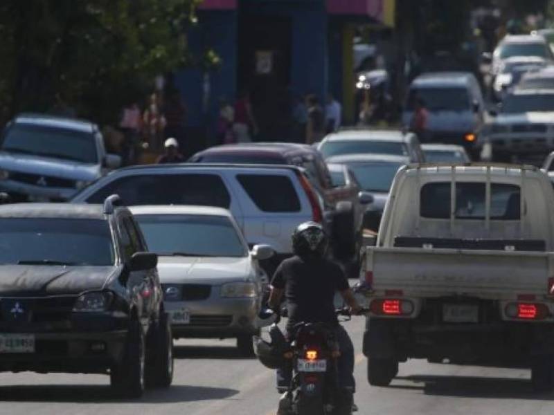 El aumento en la circulación vehicular provoca un colapso vial durante horas de la mañana y tarde-noche en las principales ciudades del país.