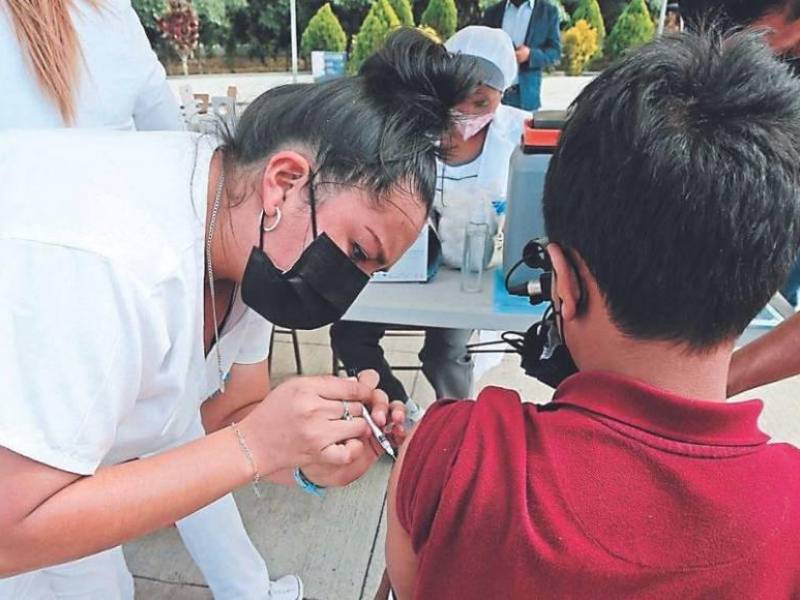 Imagen de referencia | Enfermera aplica vacuna a un niño.