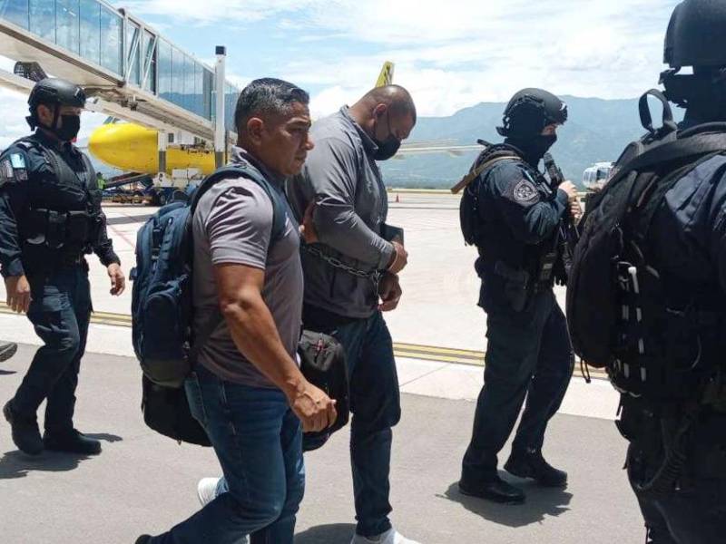 Momento en que Tokiro Rodas Ramírez es extraditado a EE UU en una caravana de seguridad.