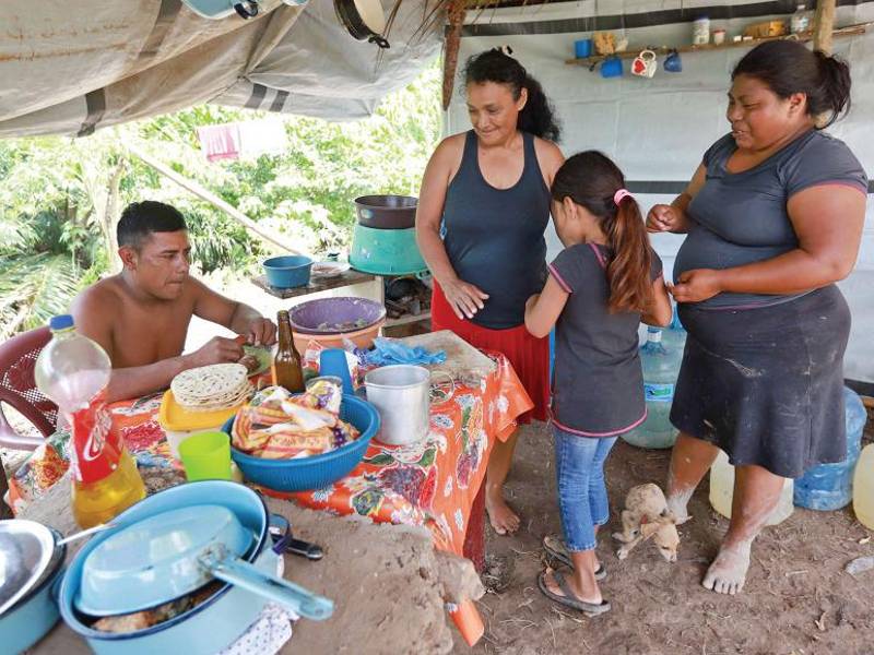 Sobreviven en bordo en condiciones insalubres.
