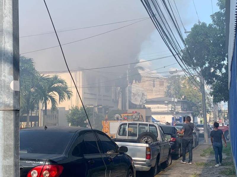 Bomberos llegaron al sitio para apagar las llamas.