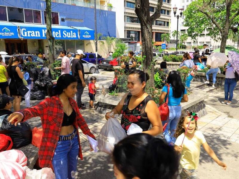 Pasan todo el sábado haciendo entregas.